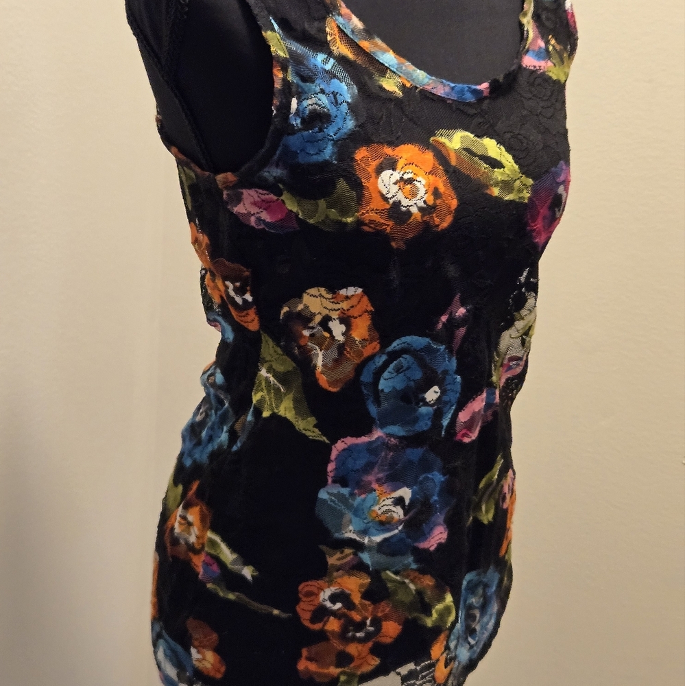 Black Sleeveless Fitted Tank Top with Lilo & Stitch Graphic